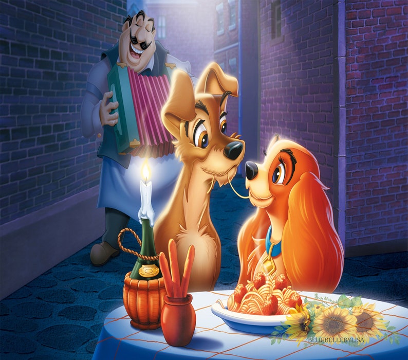 Op de afbeelding: Een romantische sc&egrave;ne met twee honden die een bord spaghetti met gehaktballetjes delen. De mannelijke hond voedt de vrouwelijke hond met een spaghetti-draad met zijn poot. Een man speelt accordeon op de achtergrond.