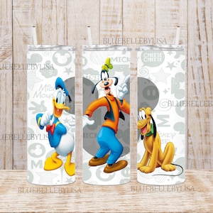 Può includere: Tre bicchieri in acciaio inossidabile con sfondo bianco e personaggi dei cartoni animati colorati di Disney. I bicchieri presentano Topolino, Paperino e Pippo. Lo sfondo ha un motivo grigio e bianco con le orecchie di Topolino e stelle.