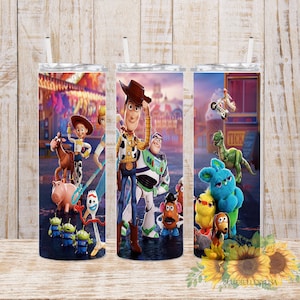 Può includere: Tre bicchieri in acciaio inossidabile con immagini di personaggi del franchise di film Toy Story. I bicchieri presentano Woody, Buzz Lightyear, Jessie e altri personaggi del film. I bicchieri sono un ottimo modo per mostrare il tuo amore per i film di Toy Story.