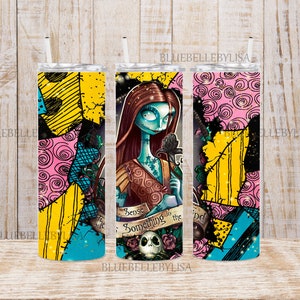 Può includere: Un bicchiere in acciaio inossidabile con un design a patchwork colorato con Sally di Nightmare Before Christmas. Il design include un motivo a patchwork rosa, giallo e blu con cuciture nere. Il testo "Sense something in the wind" è stampato sul bicchiere.