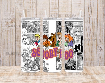 Op de afbeelding: Een witte roestvrijstalen tumbler met een zwart-wit stripboekontwerp met Scooby Doo en zijn bende. De tumbler heeft een paars "Scooby Doo" logo en een zwarte rietje.