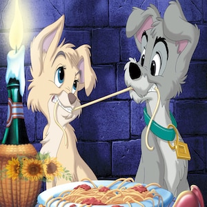 Op de afbeelding: Twee cartoonhonden, een lichtbruin en een grijs, eten spaghetti met een vork. De honden zitten aan een tafel met een bord spaghetti en een fles wijn.