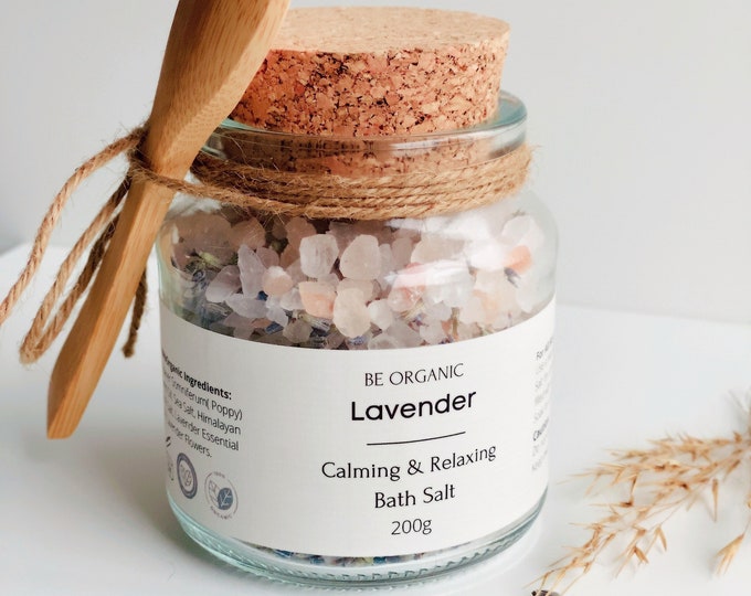 Bio-Lavendel-Badesalz mit ätherischem Lavendelöl. Peelt die Haut, Aromatherapie, Entspannung für Haut, Körper, Seele, Muskeln und Gelenke.