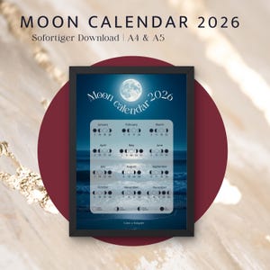 Könnte beinhalten: Gerahmter Mondkalender 2026 mit dunkelblauem Hintergrund und einer Vollmondgrafik. Der Kalender zeigt die Mondphasen für jeden Monat an, mit dem Text "Moon calendar 2026" oben. Der Kalender ist vor einem bordeauxroten Kreis platziert.