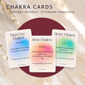 Könnte beinhalten: Drei Chakra-Karten mit den Titeln "Third Eye Chakra", "Root Chakra" und "Heart Chakra". Jede Karte hat einen anderen Farbverlauf und inspirierenden Text. Die Karten sind mit "A7 Printable Chakra Deck" beschriftet.