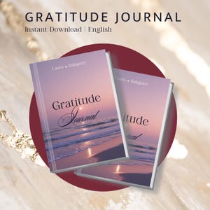 Könnte beinhalten: Zwei Journale mit dem Titel "Gratitude Journal" werden gezeigt, jedes mit einem Strandmotiv auf dem Cover. Die Journale sind vor einem burgunderroten Hintergrund platziert, mit dem Text "Instant Download | English" oben. Der Name des Autors, Laura Balaguer, ist ebenfalls sichtbar.