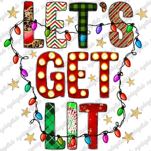 以下が含まれることがあります： 大胆でカラフルなフォントで「Let's Get Lit」というテキストが書かれた、お祝いのクリスマスをテーマにしたグラフィック。テキストは、カラフルなクリスマスライトと星のストリングで囲まれています。