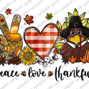 Op de afbeelding: Een Thanksgiving-ontwerp met een vredesteken met luipaardprint en zonnebloemen, een rood-wit geruit hart, een bruine kalkoen met een pelgrimhoed en de tekst "peace love thankful".