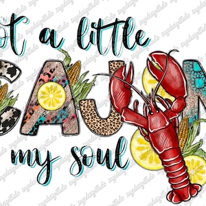 Könnte beinhalten: Ein farbenfrohes Grafikdesign mit dem Text "Got a little Cajun in my soul" mit einem roten Krebs, Zitronen und Mais.
