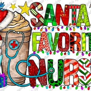 Puede incluir: Gr&aacute;fico festivo con una taza de caf&eacute; con gorro de Pap&aacute; Noel, un estetoscopio y una jeringa. El texto dice "SANTA'S FAVORITE NURSE" en letras coloridas y estampadas, con luces navide&ntilde;as. Incluye copos de nieve, estrellas y un regalo.