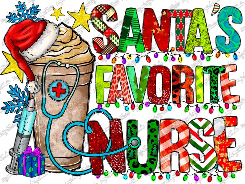 Puede incluir: Gr&aacute;fico festivo con una taza de caf&eacute; con gorro de Pap&aacute; Noel, un estetoscopio y una jeringa. El texto dice "SANTA'S FAVORITE NURSE" en letras coloridas y estampadas, con luces navide&ntilde;as. Incluye copos de nieve, estrellas y un regalo.