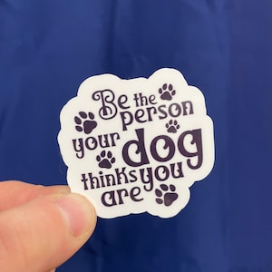 Be The Person Your Dog Thinks You Are Aufkleber - Hundemutter Aufkleber - Hundeaufkleber - Hundeliebhaber - Wasserdichter Vinyl-Aufkleber