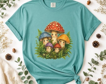 Maglietta con motivo a funghi e disegno boschivo realizzato a mano, in morbido cotone.