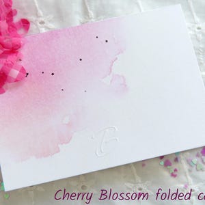 Juego de tarjetas de notas con iniciales en relieve, hechas a mano, de acuarela abstracta, juego de papelería artística personalizada en azul, rosa o morado.