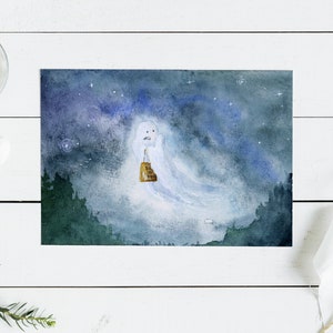 K&ouml;nnte beinhalten: Ein Aquarellbild eines wei&szlig;en Geistes mit einem &auml;ngstlichen Ausdruck, der in einem dunkelblauen Nachthimmel mit Sternen schwebt. Der Geist h&auml;lt ein kleines goldenes Haus.