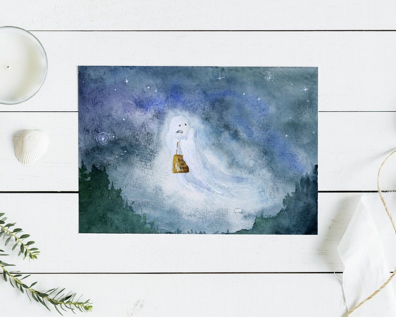 K&ouml;nnte beinhalten: Ein Aquarellbild eines wei&szlig;en Geistes mit einem &auml;ngstlichen Ausdruck, der in einem dunkelblauen Nachthimmel mit Sternen schwebt. Der Geist h&auml;lt ein kleines goldenes Haus.