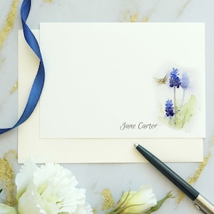 Papeterie personnelle personnalisée, cartes de correspondance faites à la main, cartes de correspondance florales violettes aquarelles, ensemble d'écriture de lettre personnalisée. Art en jacinthe de raisin.