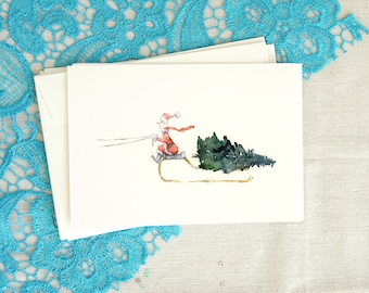 Könnte beinhalten: Eine Aquarellillustration von Weihnachtsmann, der einen Weihnachtsbaum auf einem Schlitten zieht. Die Illustration ist auf einer weißen Karte mit weißem Rand.