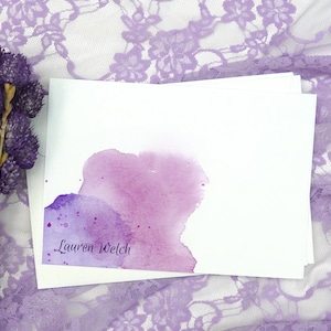 Lavendel und Salbei. Benutzerdefinierte Aquarell Notizkarten, handgefertigtes abstraktes verziertes Notizkartenset, personalisiertes Aquarell lila Kunst Briefpapier-Set