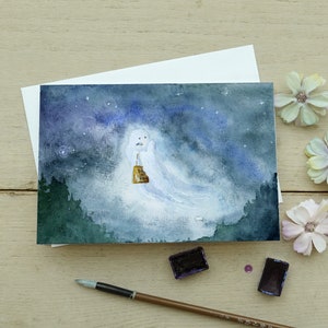K&ouml;nnte beinhalten: Ein Aquarellbild eines Geistes, der eine Laterne in einem sternenklaren Nachthimmel h&auml;lt. Der Geist ist wei&szlig; und durchscheinend, und die Laterne ist golden. Der Himmel ist tiefblau mit wei&szlig;en Sternen.
