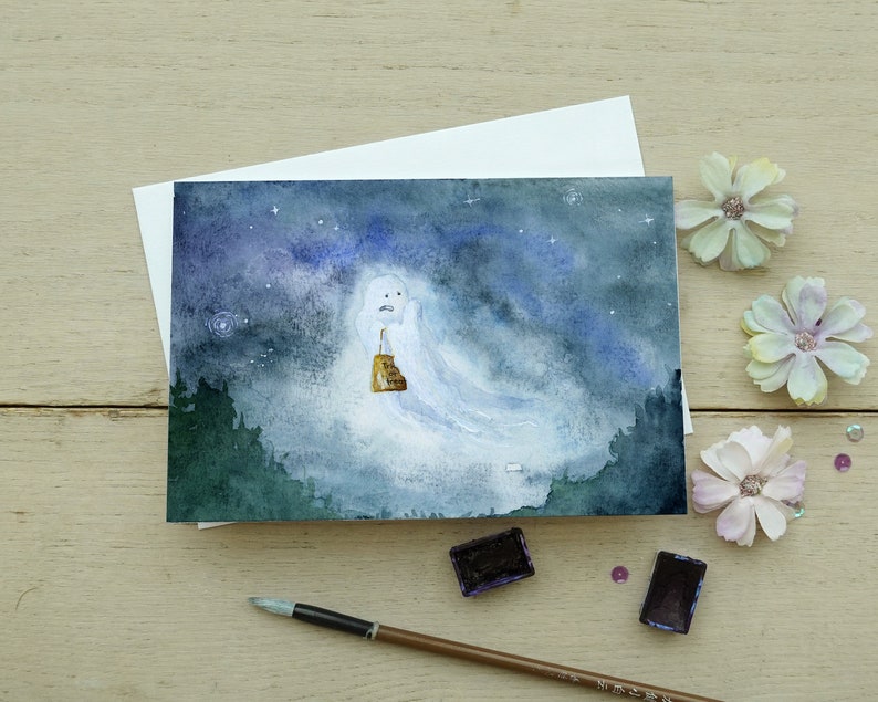 K&ouml;nnte beinhalten: Ein Aquarellbild eines Geistes, der eine Laterne in einem sternenklaren Nachthimmel h&auml;lt. Der Geist ist wei&szlig; und durchscheinend, und die Laterne ist golden. Der Himmel ist tiefblau mit wei&szlig;en Sternen.