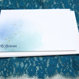 Aube dorée. Cartes de correspondance personnalisées à l'aquarelle, ensemble de cartes de correspondance décorées abstraites faites main, ensemble de papeterie bleu personnalisé d'art aquarelle.