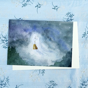 K&ouml;nnte beinhalten: Ein Aquarellbild eines Geistes, der eine Laterne vor einem sternenklaren Nachthimmel h&auml;lt.