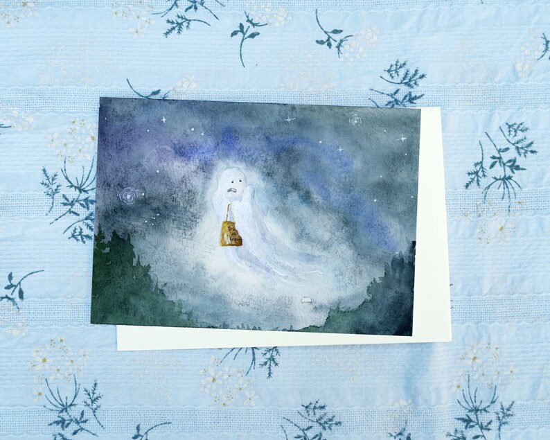 K&ouml;nnte beinhalten: Ein Aquarellbild eines Geistes, der eine Laterne vor einem sternenklaren Nachthimmel h&auml;lt.