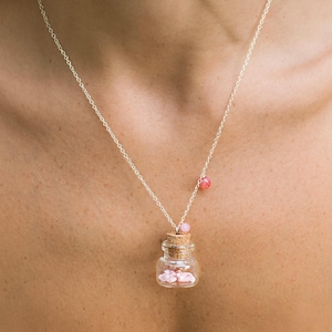 Handgjort unikt halsband av marshmallowburk i polymerlera, halsband med kawaii-flaska och godis, rosa miniatyrsmycken i polymerlera