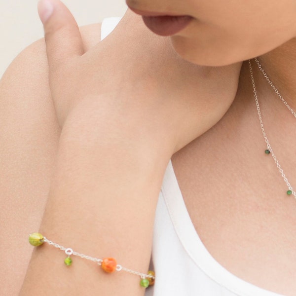 Mini bracelet de fruits fait main en argile polymère, délicate chaîne en argent fabriquée à la main et bracelet de pierres précieuses vertes.