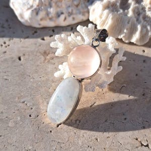 Beautiful pendant in rose quartz, moonstone and silver, with chain, box and brochure of the benefits of +60 stones