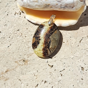 Beautiful septaria pendant, with clasp, chain, box and brochure of the benefits of +60 stones