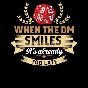 Può includere: Design grafico nero con un dado rosso a venti facce e la scritta "WHEN THE DM SMILES It's already TOO LATE." Il design include dettagli dorati e bianchi, per un appassionato di giochi di ruolo.