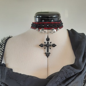 Schwarzes Kreuz und rotes Samt Halsband, mittelalterliche Renaissance Halskette, Kreuz Halsband, gotischer viktorianischer Schmuck, Geschenke für Sie Him Die