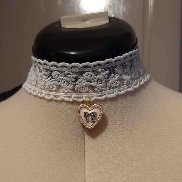 Collier ras de cou avec fleurs blanches et pendentif coeur, collier de broderie en dentelle Cottagecore, accessoires pour fille/collier de fée y2k, collier de festival,