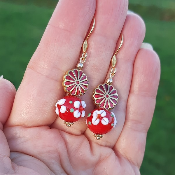 Boucles d’oreilles rouges, boucles d’oreilles Red Lamp Work Bead, boucles d’oreilles de tous les jours, boucles d’oreilles florales