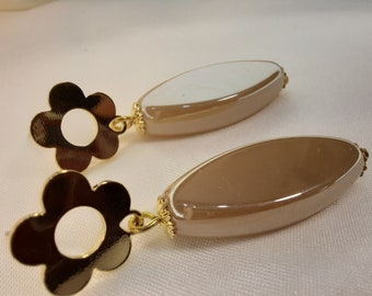 Puces d'oreilles fleur, boucles d'oreilles fleur dorées et perle de verre galvanisée beige, cadeau pour petite amie/femme/maman ou pour vous-même