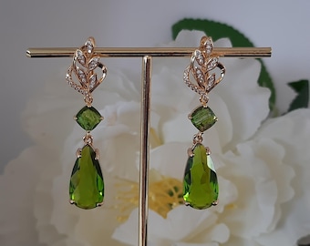 ペリドット グリーン クリスタル ドロップ イヤリング、リージェンシー CZ、14K ゴールド メッキ