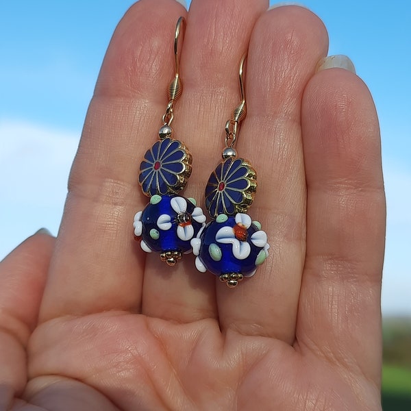 Boucles d'oreilles bleues, boucles d'oreilles florales bleues en perles de lampe, boucles d'oreilles de tous les jours