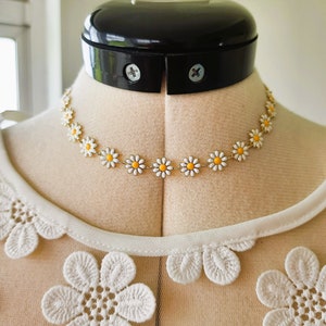 Collier marguerite ras de cou chaîne fleur, plaqué or, acier inoxydable, cadeau pour elle, tour de cou marguerite, collier chaîne image 4