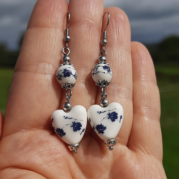 Boucles d'oreilles coeur en céramique de porcelaine, boucles d'oreilles fleurs, boucles d'oreilles de tous les jours, bijoux de Delft, boucles d'oreilles coeur