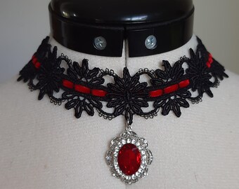 COLLANA GUFO RICAMATO PIZZO MACRAME' - Gioielli - Collane - di mani