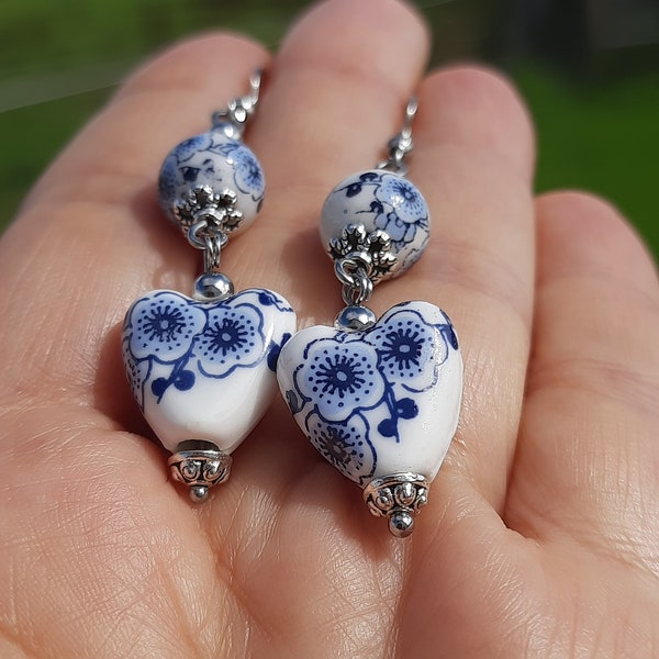 Boucles d'oreilles pendantes de fleur de coeur en céramique de porcelaine, cadeaux pour elle, romantique, boho, fête, floral, femmes, élégantes, stylées, à la mode