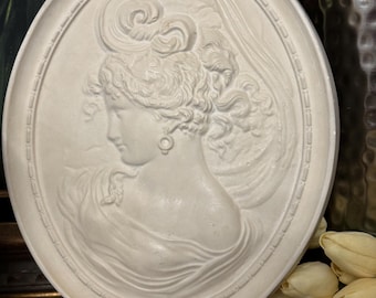 Vintage Oval Plaster/Chalkware Cameo Wall Plaque