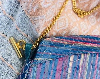 Peau de serpent VINTAGE des années 1980 multicolore sac à main avec chaîne « or »