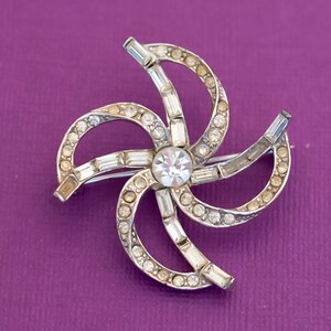 Vintage Victorian Floral Rhinestone Silver Tone Brooch - Q16