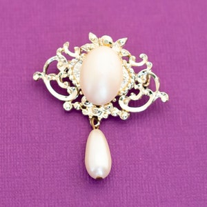 Vintage Victorian Pearl Light Gold Tone Brooch - Q27