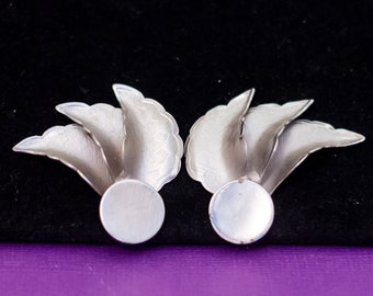 Vintage Intricate Triple Feathers Silver Tone Clip On Earrings - Q40