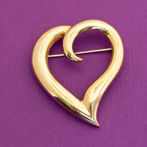 Vintage Minimalist Heart Gold Tone Brooch - Q16
