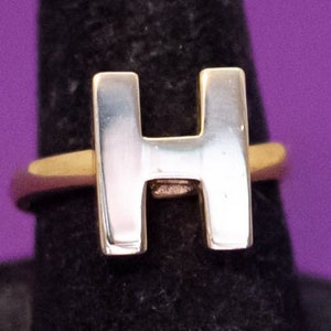 Tamaño 6, Anillo ajustable en tono dorado con letra H en tono plateado vintage - Q39